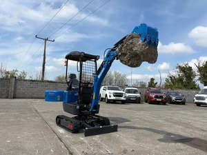 Mini-excavatrice compacte bleue avec auvent et lame frontale pour la construction, l'agriculture et l'aménagement paysager - Product Image 4
