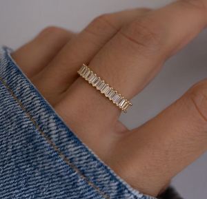 Anillo de Eternidad de Oro Puro de 10K con Diamantes de Laboratorio Corte Baguette, Anillo de Compromiso Elegante y Minimalista, Regalo para Ella - Product Image 4