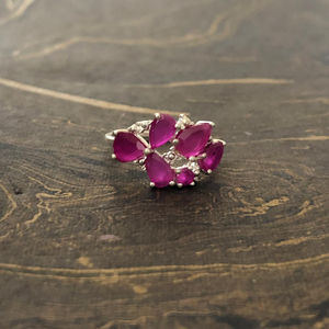 แหวนดีไซน์เนอร์รูปทรงดอกไม้ (2.7 กรัม) ประดับพลอยแฟชั่นทันสมัย พร้อมลวดลายศาสนา  ขนาดหน้ากว้าง 10 มม.  แบบฝังกรงเล็บ เหมาะสำหรับเป็นของขวัญ - Product Image 1