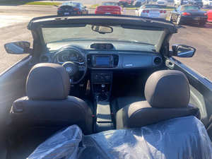 Auto Usado de Calidad a Precio Accesible, Volkswagen Beetle Convertible 2016, Volante a la Izquierda - Product Image 2