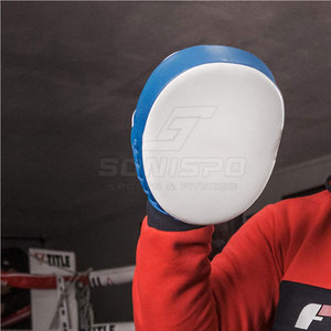 Pads de frappe en PU blanc et bleu, équipement d'entraînement durable pour toutes les saisons - Product Image 5