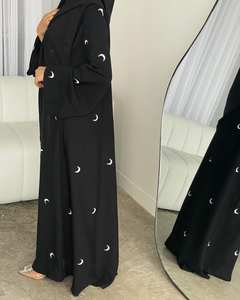 Abaya en soie noire de qualité supérieure pour adultes Moon Design inspiré des vêtements musulmans traditionnels pour toutes les saisons - Product Image 3