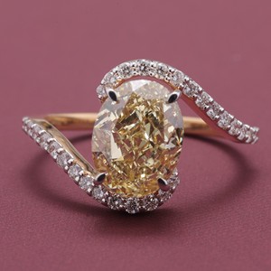 แหวนเพชรทรงรีสีเหลือง Avina Jewels AR0025 รับรองโดย IGI ประดับเพชรแบบ Halo Bypass สำหรับหมั้น/แต่งงาน วงแหวนแบบ Pave Band ชุบโรเดียม เงินแท้ 925 - Product Image 1