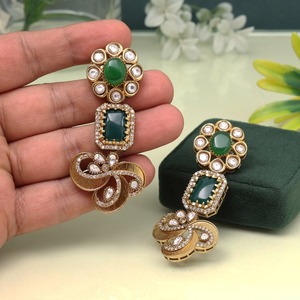 Boucles d'oreilles Kundan légères avec perles détaillant des bijoux ethniques élégants pour une fête quotidienne et une tenue de mariée indienne - Product Image 2