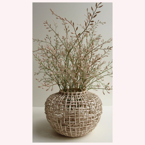 Vase à fleurs Boho Luxe Design en rotin et jonc de mer tissés à la main d'inspiration Zen Haven pour des intérieurs naturels et élégants - Product Image 6