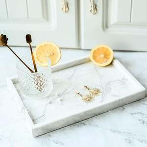 Bandeja de servicio de mármol elegante hecha a mano, artesanía artesanal, artesanías naturales para el hogar y la cocina, para servir bebidas y aperitivos - Product Image 1