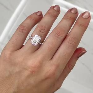 Bague de fiançailles Halo CZ blanc coupe rayonnante 14x10mm en argent avec accents roses | Bijoux de mariée élégants - Product Image 2