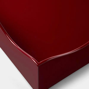 Bandeja Decorativa Ondulada de Laca Roja Artesanal con Bordes Hechos a Mano, Bandeja de Servicio Lacada Resistente - Product Image 3