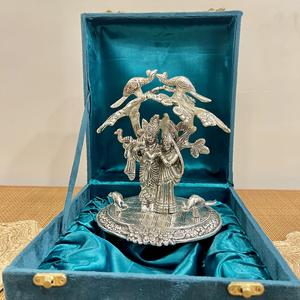 Ídolo de Radha Krishna bañado en plata bajo un árbol - Product Image 2