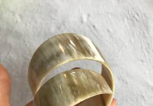 Elegante brazalete de cuerno artesanal, joyería hecha a mano de moda para mujeres a un precio asequible - Product Image 3