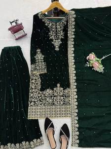 Ensemble de mariage de créateur en velours de viscose, avec broderie lourde, sequins, rivets, travail de perles et bordure en dentelle sur le dupatta et le pantalon palazzo - Product Image 2