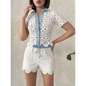 Vestido Camisero Informal con Detalles de Encaje y Mezclilla - Product Image 4