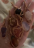 Hermosos Colgantes de Piedra Natural Curativa Hechos a Mano con Bisel Envolvente de Alambre, Collares Vintage de Regalo con Formas Variadas para Mujeres y Hombres