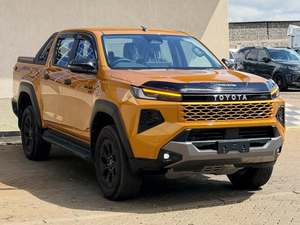 Camioneta Hilux Travo D Cab Híbrida Automática Usada 2022 con Volante a la Izquierda, Neumáticos R15, Diésel - Product Image 4