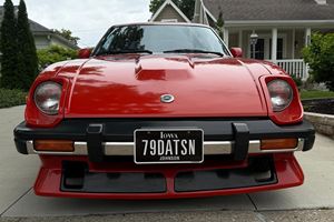 Datsun 280ZX de 1979, Usado en Buen Estado, Transmisión Manual de 5 Velocidades, Motor de 6 Cilindros en Línea de 2.8 Litros, Color Rojo Cereza, Pedido Especial - Product Image 1