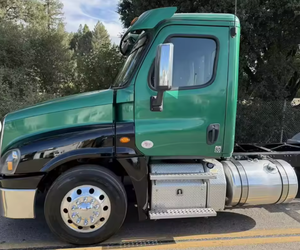 MEILLEURE VENTE 2021 - Camion Freightliner Cascadia 125 à double essieu, boîte manuelle 10 vitesses, cabine et châssis d'occasion, PRÊT À EXPÉDIER - Product Image 3