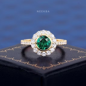 Bague de fiançailles en argent sterling 925 émeraude de laboratoire ronde forme ronde bague halo émeraude verte bague en argent faite à la main - Product Image 1