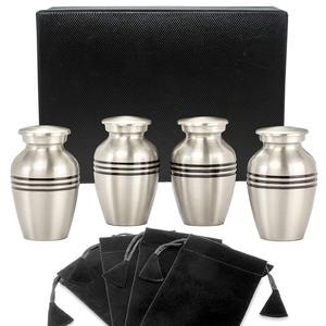 Lot de 4 urnes souvenir en laiton gravées en émail blanc avec sac et boîte en velours - Product Image 3