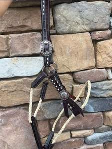 Ensemble de clous en cuir occidental durables et élégants Bride et rênes de collier de poitrine les plus vendues pour l'équitation en plein air - Product Image 4