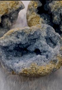 Cristal de célestine naturel, géode, spécimen de cristal, pierre pour la guérison par les cristaux, le reiki, la maison - Product Image 1