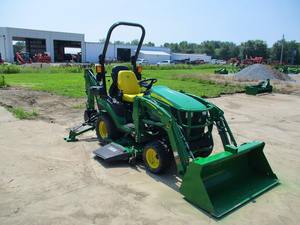 Tracteur John Deere 1025R 2022 durable, performances fiables pour l'entretien des propriétés et la petite agriculture. Livraison rapide disponible. - Product Image 3