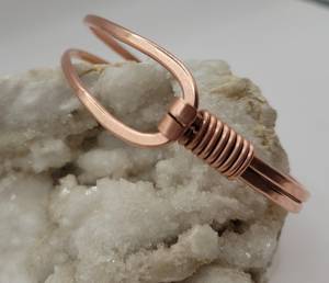 Brazalete de Cobre Envuelto en Alambre, Hecho a Mano, Ajustable, con Diamantes Cristianos, Joyería Rústica Única para Hombres y Mujeres, Estilo Minimalista - Product Image 6