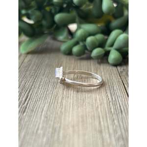 Bague Flèche Style Zuni Plaqué Or Rose avec Incrustation d'Opale Synthétique et Monture en Acier Inoxydable - Product Image 3