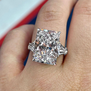 Anillo de Boda de Oro Rosa con Incrustaciones de Moissanita Iced Jewelz, Corte Radiante de 5.90 Quilates, Certificado IGI, Chapado Original Negro, Gran Venta - Product Image 1