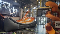 Équipement de parc de trampolines commercial, aire de jeux d'aventure intérieure personnalisée avec toboggan aquatique et parcours ninja
