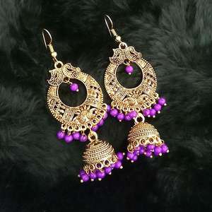 Tip Top Fashions Pendientes Jhumki chapados en oro antiguo con cuentas moradas 1313507B - Product Image 1