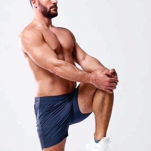 Pantalones cortos de entrenamiento de poliéster para hombre, de secado rápido, ligeros, transpirables, con logotipo personalizado para correr y entrenar - Product Image 4