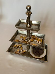 Soporte para Pastel de Metal de 3 Niveles con Acabado Plateado Hecho a Mano - Product Image 6