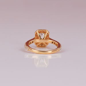 Anillo de compromiso de diseño personalizado de diamante cultivado en laboratorio de corte esmeralda lujoso chapado en oro de 10KT, ajuste de Halo de moda, regalo certificado IGI - Product Image 4