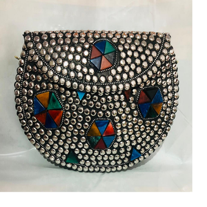 Dans des sacs métalliques en mosaïque tribale en forme de goutte de rosée colorée oxydée avec serpillière, perle de verre et embellissements idéaux pour la revente - Product Image 4