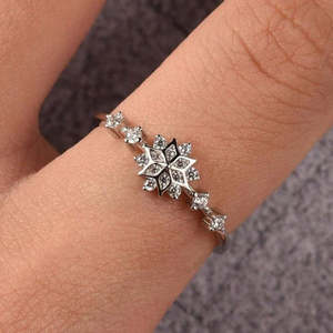 Bague élégante en argent avec zircone et sertissage invisible pour les fêtes, plaquée rhodium, motif géométrique, bijoux en platine - Product Image 2