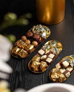 Bol à chocolat en métal martelé avec des détails ornementaux pour la décoration festive de la maison et une présentation élégante des desserts - Product Image 3