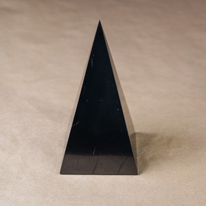 Pirámide alta de shungita pulida 3,1 pulgadas (80mm) - Product Image 4