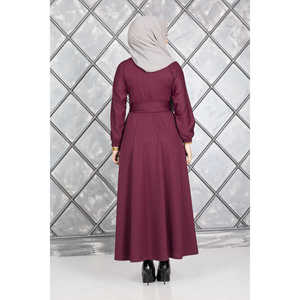 Vestido Hijab de Satén Borgoña con Cinturón Abotonado, Estilo Modesto y Estampado de Seda, Largo Completo y Cintura Natural - Product Image 6