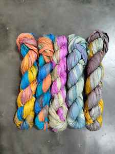 Corbata personalizada y cintas de seda Sari teñidas en colores surtidos disponibles en madejas de 100 gramos adecuadas para reventa - Product Image 3