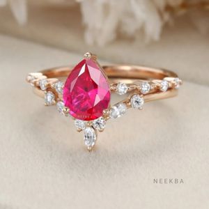 Ensemble de bagues de mariée en or rose massif 10 carats fait à la main classique-Bague de fiançailles rubis à facettes en forme de larme et bande de mariage Moissanite Contour - Product Image 3