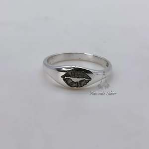 Anillo de Labios 'Beso Susurrante' Hecho a Mano en Plata de Ley con Diseño Incrustado, Joyería Delicada para el Amor Romántico - Product Image 5