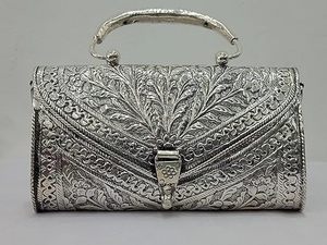 Bolso de mano de latón hecho a mano para atuendos tradicionales indios, bolso de mano de metal de latón de primera calidad para fiestas y reuniones - Product Image 2