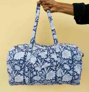 Sac à bandoulière matelassé vintage grand format pour femme, fermeture éclair, coton écologique et durable, motif floral imprimé à la main, léger - Product Image 4