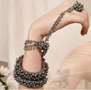 Brazalete Ghungroo de Plata Oxidada Hecho a Mano con Cadena Ajustable, Estilo Tribal Étnico Tradicional - Product Image 2