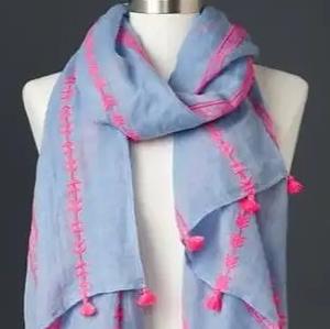 Écharpe légère en rayonne brodée à la main avec des glands pour femmes - Product Image 2