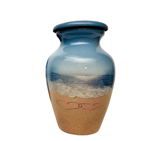 Urne funéraire souvenir de 3 pouces de haut dans un étui en velours, vue sur deux cœurs entrelacés dessinés dans le sable, urne parfaite pour les amoureux de la plage - Product Image 4