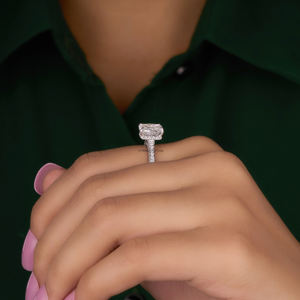 Bague en diamant Moissanite allongée coupe rayonnante de 3.07 carats Bague de fiançailles Halo caché glace pilée en or massif - Product Image 2