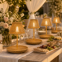 Lampe de table simple rechargeable sans fil en bambou naturel et rotin avec abat-jour tressé ouvert pour mariage, pique-nique, buffet
