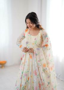 Kurti Anarkali en soie pour femme, léger, nouveau, motif unique, couture élégante, couleur magnifique, imprimé floral, design de créateur, pour les fêtes - Product Image 2