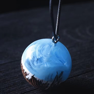 Agujas de resina completas de color Agujas brillantes hechas a mano creativas en collar luminoso de resina de nubes de cielo azul oscuro único para Wome - Product Image 1